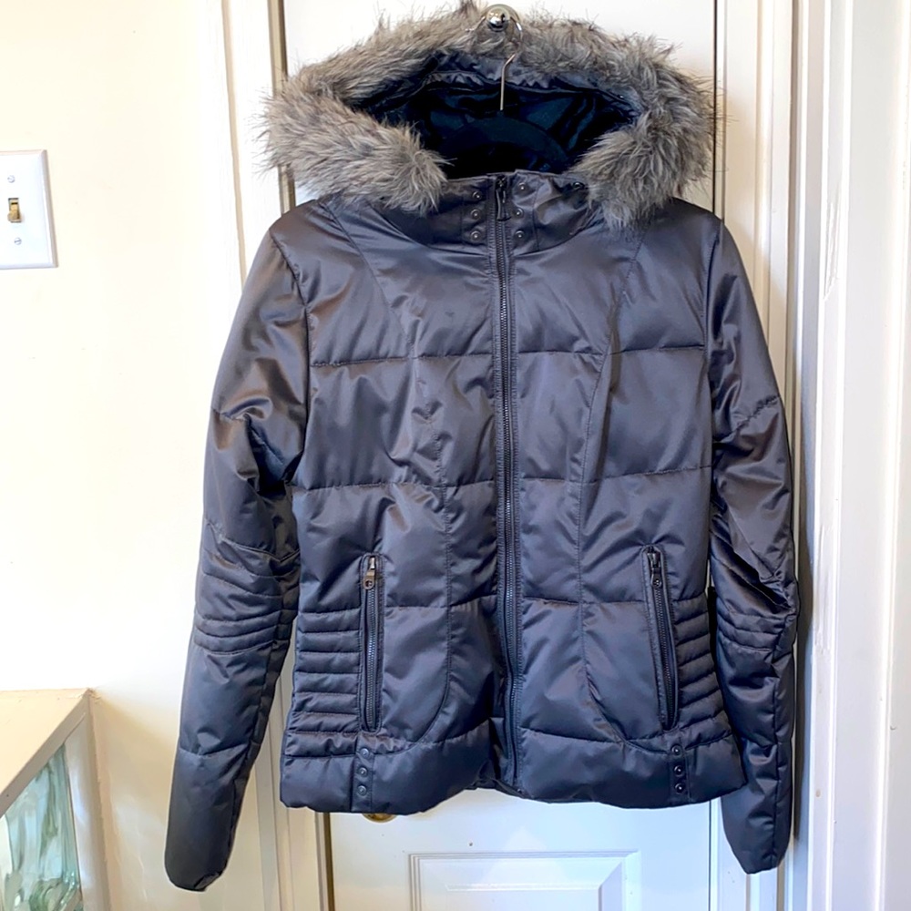 Obermeyer ski jacket with detachable hood. Like new. Size 6